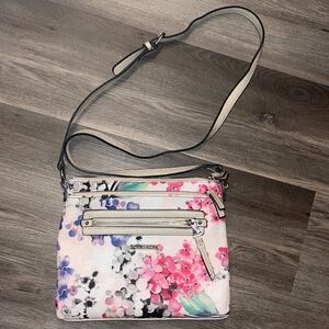 Dana Buchman floral crossbody bag / preowned with many pockets done